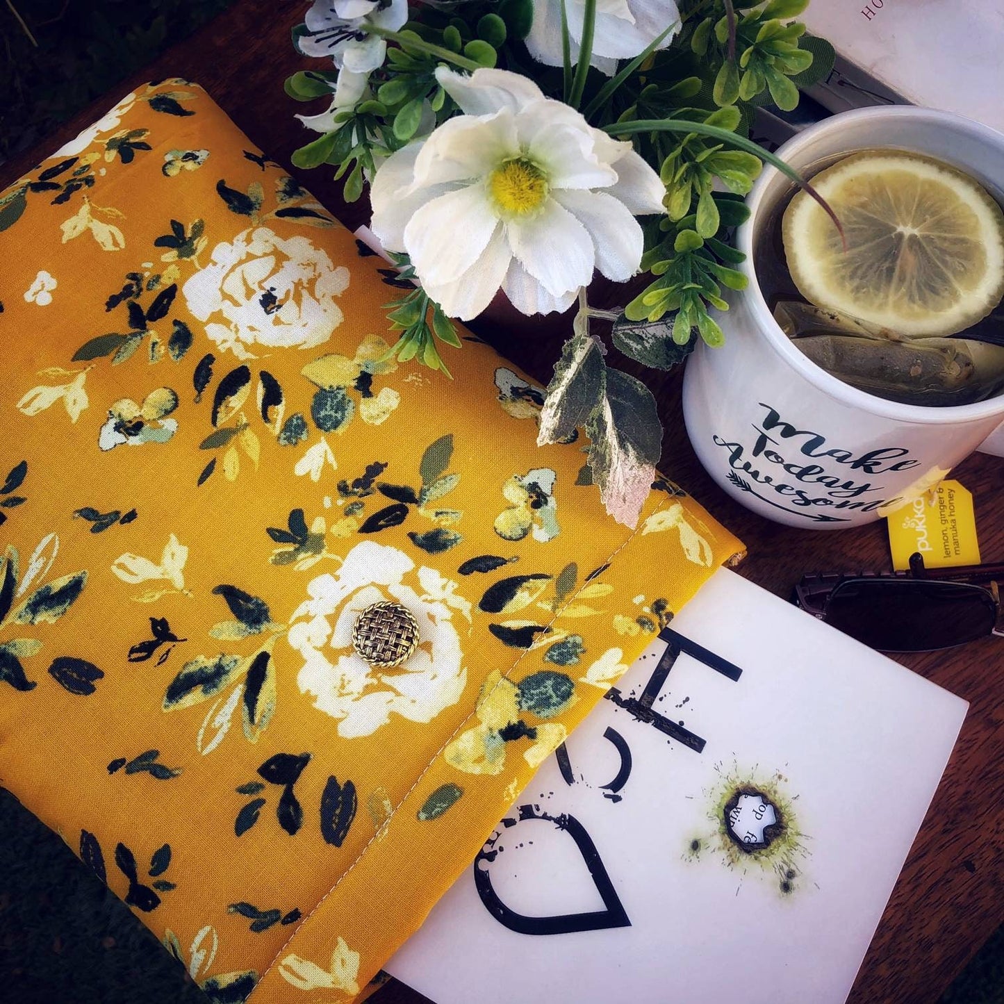Yellow White Shabby Roses padded book/tablet sleeve